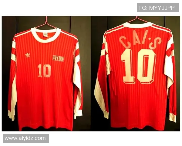 足球巨星亲吻球衣瞬间展现对俱乐部深厚情感与荣耀担当